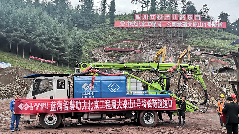藍(lán)海智裝LCHP40C車載濕噴機(jī)械手助力樂西高速大梁山1號隧道建設(shè)(圖1)